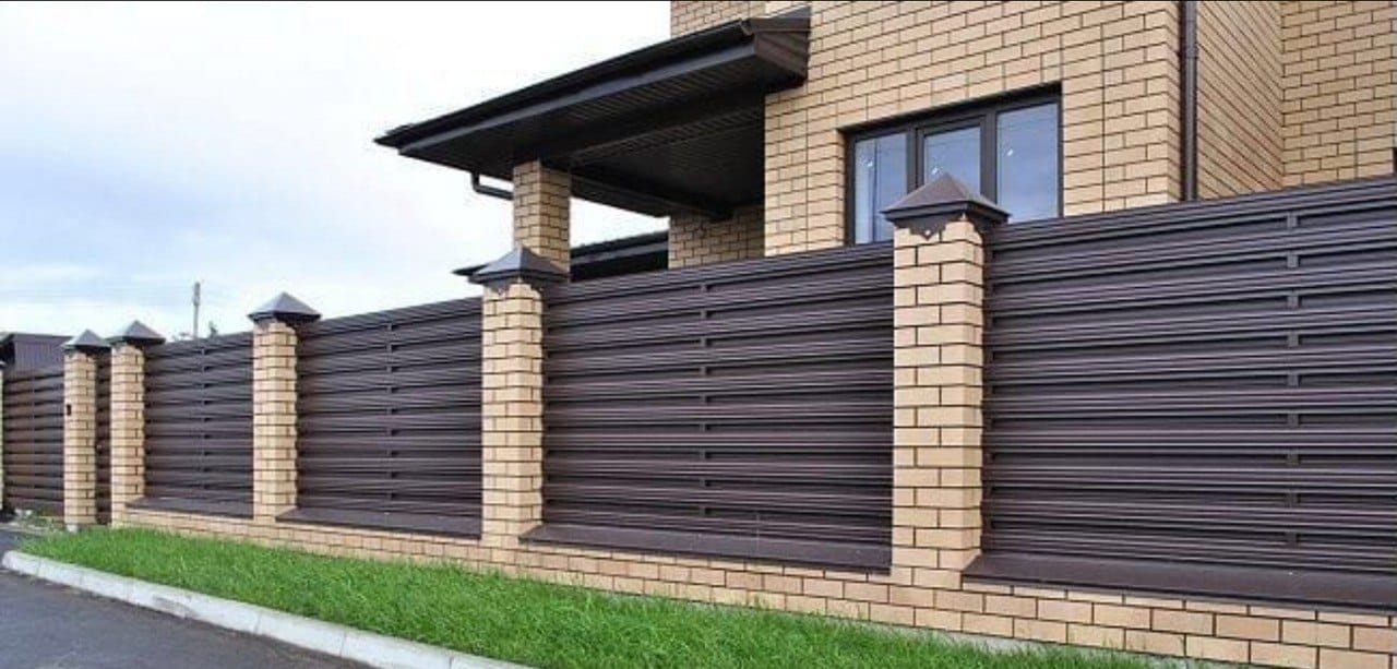 Забор из евроштакетника